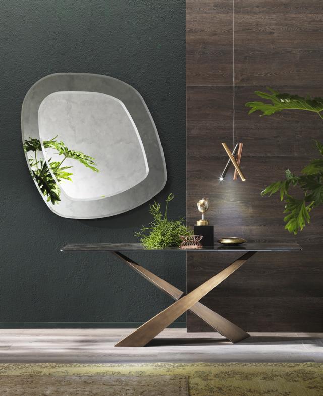 Living di Riflessi è la consolle che ha due gambe in metallo verniciato, nella nuova finitura ottone rifinito e spazzolato a mano, inclinate e accavallate tra loro. Il piano è in ceramica nell'elegante colorazione Noir Desir. www.riflessi.it Living di Riflessi è la consolle che ha due gambe in metallo verniciato, nella nuova finitura ottone rifinito e spazzolato a mano, inclinate e accavallate tra loro. Il piano è in ceramica nell'elegante colorazione Noir Desir. www.riflessi.it