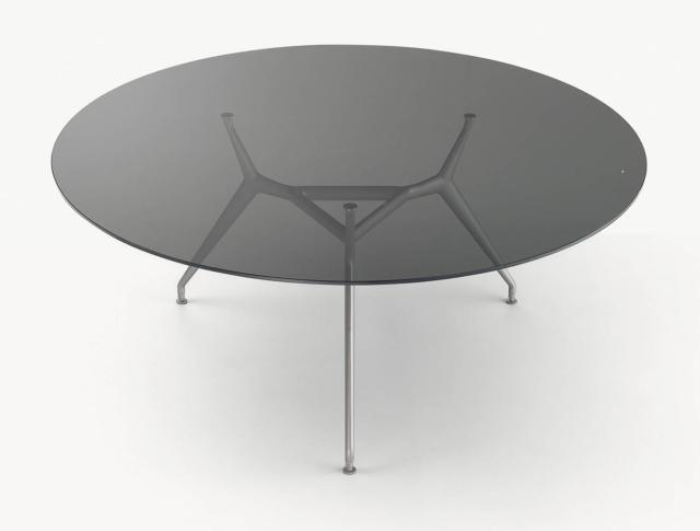 Manta di Rimadesio, design Giuseppe Bavuso, è il tavolo rotondo che ha il piano di grandi dimensioni realizzato in vetro trasparente fumé che permette di visualizzare la sottile struttura portante in alluminio brillantato. Misura Ø 160/180 x H 74 cm. www.rimadesio.it Manta di Rimadesio, design Giuseppe Bavuso, è il tavolo rotondo che ha il piano di grandi dimensioni realizzato in vetro trasparente fumé che permette di visualizzare la sottile struttura portante in alluminio brillantato. Misura Ø 160/180 x H 74 cm. www.rimadesio.it
