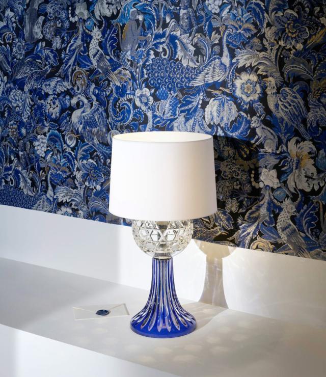 Royal di Saint Louis è la lampada da tavolo che "reinterpreta" lo stile classico; è realizzata nei toni del blu intenso e crea giochi di luce. Misura ø 30 x H 61 cm. www.saint-louis.com Royal di Saint Louis è la lampada da tavolo che "reinterpreta" lo stile classico; è realizzata nei toni del blu intenso e crea giochi di luce. Misura ø 30 x H 61 cm. www.saint-louis.com