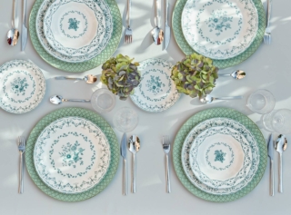Una delicata colorazione verde ottanio per il servizio Eloise di Tognana che è realizzato in pregiata porcellana decorata con due differenti motivi floreali su sfondo neutro. Abbinato a bicchieri in vetro trasparente e posate in acciaio dà vita ad un'apparecchiatura senza tempo. Prezzo 79 euro (per il servizio da 18 pezzi). www.tognana.com Una delicata colorazione verde ottanio per il servizio Eloise di Tognana che è realizzato in pregiata porcellana decorata con due differenti motivi floreali su sfondo neutro. Abbinato a bicchieri in vetro trasparente e posate in acciaio dà vita ad un'apparecchiatura senza tempo. Prezzo 79 euro (per il servizio da 18 pezzi). www.tognana.com