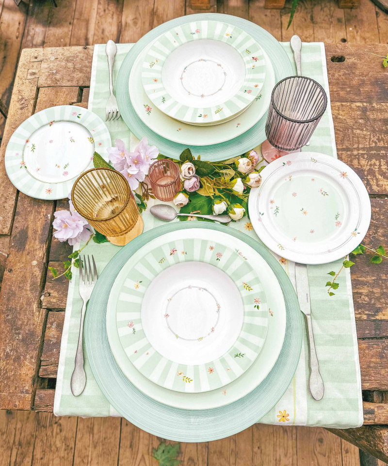 Pregiata porcellana new bone china per il servizio di piatti Polline verde di Brandani, decorato da fiorellini e boccioli nelle tonalità pastello: permette di apparecchiare una tavola fresca e romantica. Prezzo 109 euro (per il servizio da 18 pezzi). www.brandani.it Pregiata porcellana new bone china per il servizio di piatti Polline verde di Brandani, decorato da fiorellini e boccioli nelle tonalità pastello: permette di apparecchiare una tavola fresca e romantica. Prezzo 109 euro (per il servizio da 18 pezzi). www.brandani.it