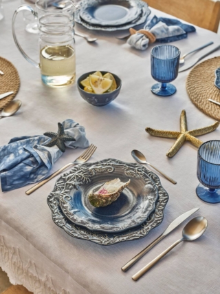 Ha i bordi sagomati decorati da motivi in rilievo ispirati al mare il servizio di piatti blu di Coincasa che è realizzato in porcellana blu con finitura anticata. È lavabile in lavastoviglie. Sta bene abbinato alla tovaglia in lino color corda e ai bicchieri in vetro colorato. Il piatto piano misura Ø 26 cm, prezzo 12,90 euro. www.coin.it Ha i bordi sagomati decorati da motivi in rilievo ispirati al mare il servizio di piatti blu di Coincasa che è realizzato in porcellana blu con finitura anticata. È lavabile in lavastoviglie. Sta bene abbinato alla tovaglia in lino color corda e ai bicchieri in vetro colorato. Il piatto piano misura Ø 26 cm, prezzo 12,90 euro. www.coin.it