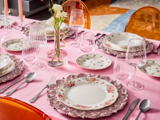 Una mise en place romantica con i piatti della linea Poema Camargue di Andrea Fontebasso 1760 che sono decorati da delicati motivi floreali su uno sfondo neutro tinta unita. La tovaglia rosa confetto rende la tavola contemporanea. Prezzo 109 euro (per il servizio da 18 pezzi). www.tognana.com Una mise en place romantica con i piatti della linea Poema Camargue di Andrea Fontebasso 1760 che sono decorati da delicati motivi floreali su uno sfondo neutro tinta unita. La tovaglia rosa confetto rende la tavola contemporanea. Prezzo 109 euro (per il servizio da 18 pezzi). www.tognana.com