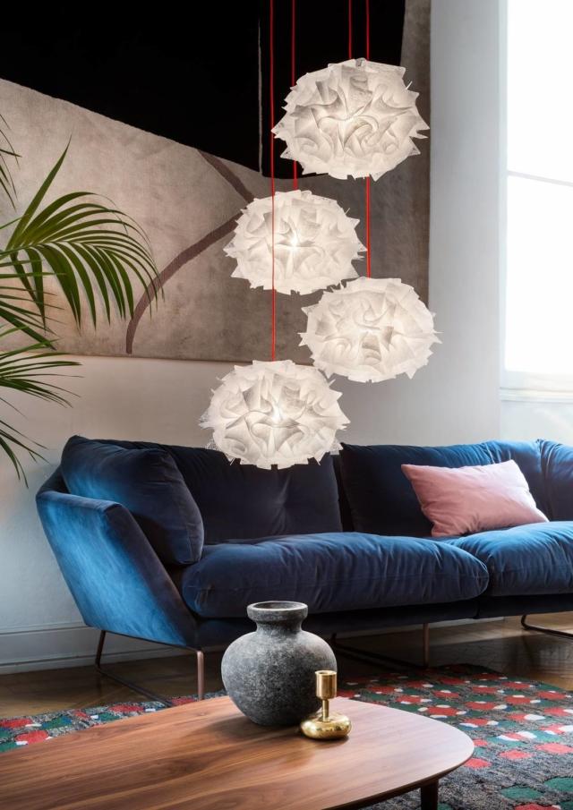 Veli Mini Quartet Couture di Slamp, design Adriano Rachele, è la sospensione formata da quattro elementi collegati ad un unico plafone; ogni diffusore è realizzato interamente a mano con volant di Opalflex®. Il cavo rosso calzato aggiunge un tocco ironico alla composizione scenografica. Misura Ø 50 x H 155 cm. www.slamp.com Veli Mini Quartet Couture di Slamp, design Adriano Rachele, è la sospensione formata da quattro elementi collegati ad un unico plafone; ogni diffusore è realizzato interamente a mano con volant di Opalflex®. Il cavo rosso calzato aggiunge un tocco ironico alla composizione scenografica. Misura Ø 50 x H 155 cm. www.slamp.com