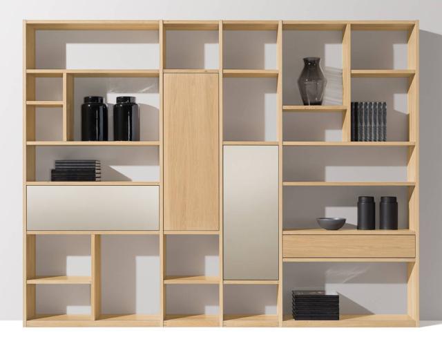 Cubus di Team7 è la libreria in rovere a olio bianco che ha i vani chiusi da ante in vetro nel nuovo colore pearl, caldo e luminoso, che armonizza perfettamente con le venature del legno. www.team7.it Cubus di Team7 è la libreria in rovere a olio bianco che ha i vani chiusi da ante in vetro nel nuovo colore pearl, caldo e luminoso, che armonizza perfettamente con le venature del legno. www.team7.it