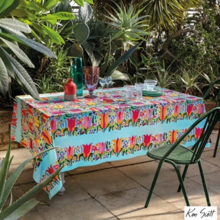 Stile pop per la tovaglia Milas della collezione Ken Scott di Gabel 1957 che ha la superficie completamente decorata da un motivo floreale stilizzato su un fondo turchese. È realizzata in panama di puro cotone che la rende fresca e naturale. È disponibile nelle varianti per sei, otto e dodici commensali. Prezzo a partire da 46 euro. www.gabel1957.com Stile pop per la tovaglia Milas della collezione Ken Scott di Gabel 1957 che ha la superficie completamente decorata da un motivo floreale stilizzato su un fondo turchese. È realizzata in panama di puro cotone che la rende fresca e naturale. È disponibile nelle varianti per sei, otto e dodici commensali. Prezzo a partire da 46 euro. www.gabel1957.com