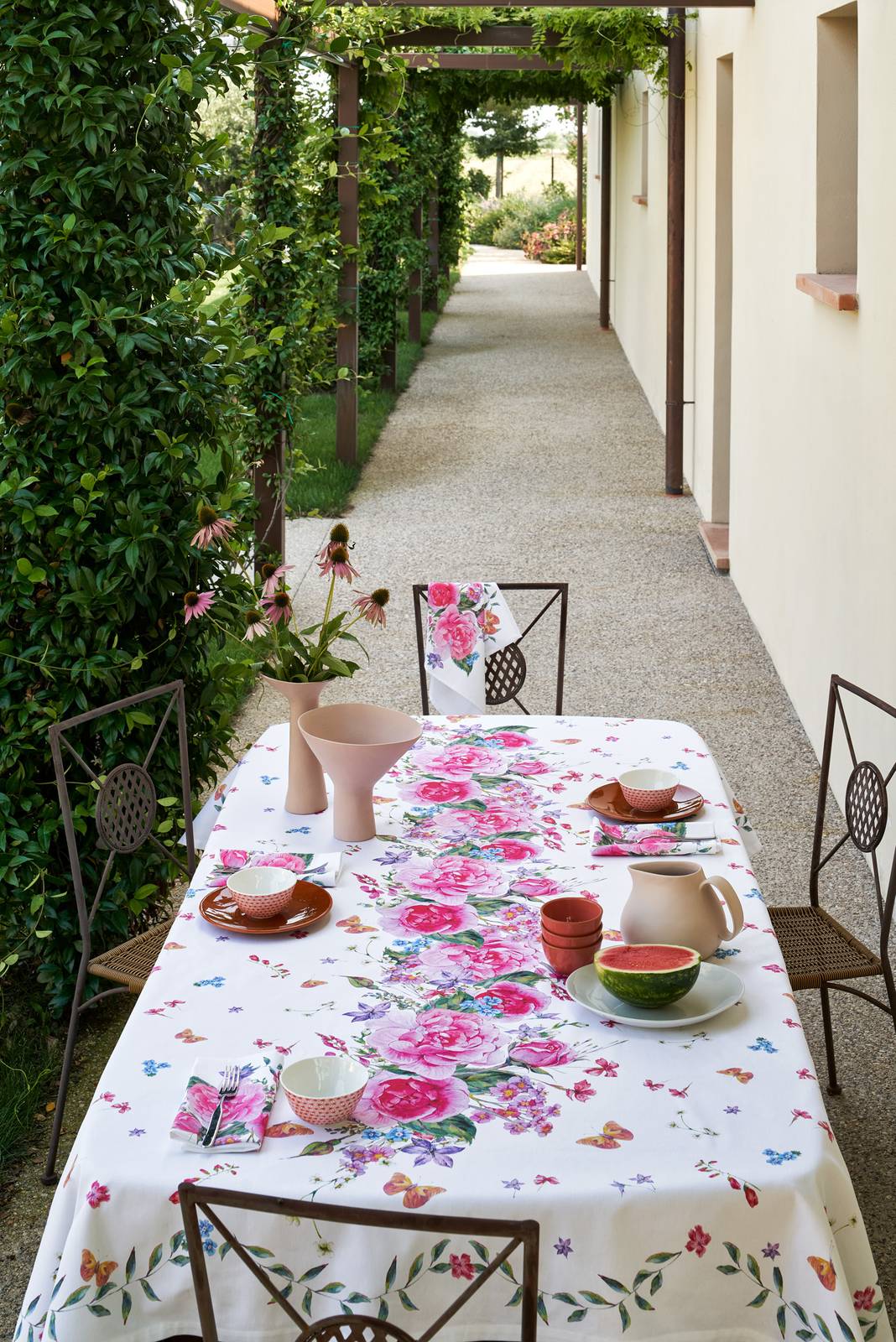 Sbocciano i fiori sulla tovaglia made in Italy Roseto di Caleffi che è decorata da una stampa digitale nelle tonalità del rosa su fondo candido. È realizzata in puro cotone ed è disponibile in quattro formati diversi. Misura L 150 x P 150 cm, L 150 x P 180 cm, L 150 x P 240 cm e L 150 x P 280 cm. Prezzo a partire da 36 euro. www.caleffionline.it Sbocciano i fiori sulla tovaglia made in Italy Roseto di Caleffi che è decorata da una stampa digitale nelle tonalità del rosa su fondo candido. È realizzata in puro cotone ed è disponibile in quattro formati diversi. Misura L 150 x P 150 cm, L 150 x P 180 cm, L 150 x P 240 cm e L 150 x P 280 cm. Prezzo a partire da 36 euro. www.caleffionline.it