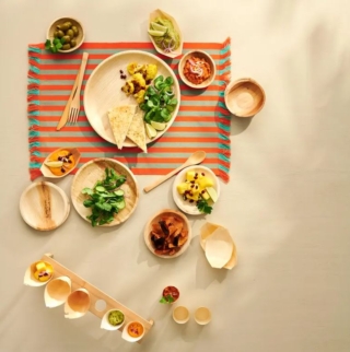 Allegra e multicolore la tovaglietta Rio di CASA è perfetta per un buffet all'aria aperta abbinata a stoviglie e ciotole in foglia di palma per uno stile esotico e informale. È realizzata in cotone riciclato con una fantasia a righe arancione e verde. Misura L 45 x P 35 cm. Prezzo 4,95 euro. www.casashops.com Allegra e multicolore la tovaglietta Rio di CASA è perfetta per un buffet all'aria aperta abbinata a stoviglie e ciotole in foglia di palma per uno stile esotico e informale. È realizzata in cotone riciclato con una fantasia a righe arancione e verde. Misura L 45 x P 35 cm. Prezzo 4,95 euro. www.casashops.com