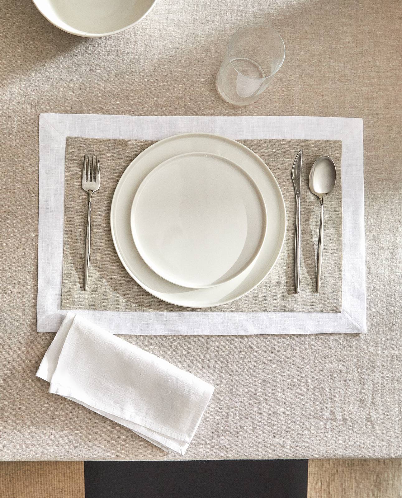 La tovaglietta americana a doppio strato di Zara Home è completamente realizzata in puro lino ed è profilata da un bordo candido, coordinato con i piatti design in porcellana  bianca. Ta bene posizionata sopra la tovaglia in lino come segnaposto per una apparecchiatura superchic.  Misura L 50 x P 35 cm. Prezzo 12,99 euro. www.zarahome.com La tovaglietta americana a doppio strato di Zara Home è completamente realizzata in puro lino ed è profilata da un bordo candido, coordinato con i piatti design in porcellana  bianca. Ta bene posizionata sopra la tovaglia in lino come segnaposto per una apparecchiatura superchic.  Misura L 50 x P 35 cm. Prezzo 12,99 euro. www.zarahome.com
