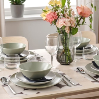 Hanno un ottimo rapporto qualità/prezzo le tovagliette VÅRKLYNNE di Ikea Italia: hanno una forma squadrata e sono realizzate in poliestere che le rende resistenti e facili da pulire. Il decoro astratto, con una serie di sfere bianche su fondo beige, permette di abbinarle a piatti tinta unita per una tavola minimale. Misura L 36 x P 29 cm. Prezzo 0,50 euro cad. www.ikea.com Hanno un ottimo rapporto qualità/prezzo le tovagliette VÅRKLYNNE di Ikea Italia: hanno una forma squadrata e sono realizzate in poliestere che le rende resistenti e facili da pulire. Il decoro astratto, con una serie di sfere bianche su fondo beige, permette di abbinarle a piatti tinta unita per una tavola minimale. Misura L 36 x P 29 cm. Prezzo 0,50 euro cad. www.ikea.com