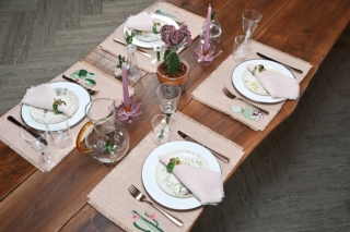 Le tovagliette americane Cactus di Casarialto sono prodotte artigianalmente in Italia in tessuto in lino effetto rafia sfrangiato e sono impreziosite da un ricamo elaborato in cotone che raffigura un cactus fiorito. Sono decorative e facilmente lavabili con una spugna. Misurano L 50 x P 33 cm. Prezzo 280 euro (per il set da 4 pezzi). www.casarialto.it Le tovagliette americane Cactus di Casarialto sono prodotte artigianalmente in Italia in tessuto in lino effetto rafia sfrangiato e sono impreziosite da un ricamo elaborato in cotone che raffigura un cactus fiorito. Sono decorative e facilmente lavabili con una spugna. Misurano L 50 x P 33 cm. Prezzo 280 euro (per il set da 4 pezzi). www.casarialto.it
