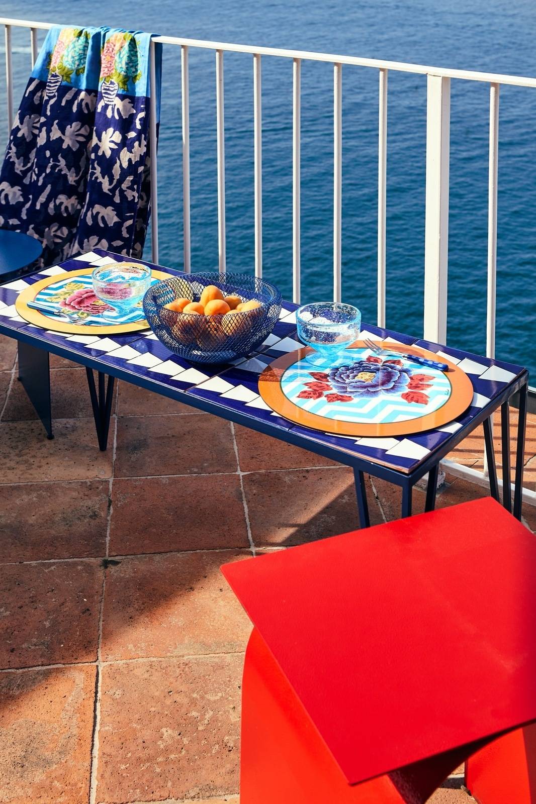 Le tovagliette rigide in masonite laccata e sughero di Lisa Corti x La Minervetta Glory Zig Zag Mustard sono la soluzione ideale per un pranzo sul terrazzo o come segnaposto sulla tovaglia in una cena formale. La superficie rotonda è decorata con un motivo a zig zag e una grande corolla. Misurano Ø 34 cm. Prezzo 40 euro cad. www.lisacorti.com Le tovagliette rigide in masonite laccata e sughero di Lisa Corti x La Minervetta Glory Zig Zag Mustard sono la soluzione ideale per un pranzo sul terrazzo o come segnaposto sulla tovaglia in una cena formale. La superficie rotonda è decorata con un motivo a zig zag e una grande corolla. Misurano Ø 34 cm. Prezzo 40 euro cad. www.lisacorti.com
