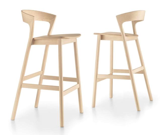 Edith di Trabà, design Massimo Broglio, è lo sgabello in faggio o frassino caratterizzato dalle alte gambe a sezione circolare che si assottigliano fino alle estremità. Lo schienale si abbassa e il sedile si curva leggermente. Lo stile nordico lo rende sobrio e elegante. Misura L 50 x P 55 x H 99 cm. www.traba.it Edith di Trabà, design Massimo Broglio, è lo sgabello in faggio o frassino caratterizzato dalle alte gambe a sezione circolare che si assottigliano fino alle estremità. Lo schienale si abbassa e il sedile si curva leggermente. Lo stile nordico lo rende sobrio e elegante. Misura L 50 x P 55 x H 99 cm. www.traba.it