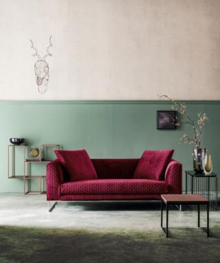 “èS” di TwilsLongue, design R&D Twils, è il divano tre posti dal design contemporaneo e dalle dimensioni contenute. Il rivestimento trapuntato lo rende soffice e accogliente; è disponibile in tre varianti di colore: bordeaux, ottanio e beige. Misura L 206 x P 95 x H 90 cm. www.twils.it