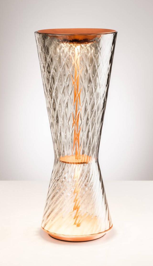 Tiara Lampade di Venini, design Francesco Lucchese, è la lampada da tavolo realizzata in vetro di Murano. Il diffusore, in vetro soffiato e lavorato a mano, ha una texture tridimensionale che crea effetti luminosi sorprendenti ed è impreziosito dai dettagli metallici; la sorgente luminosa è a Led. Misura ø 19 x H 46 cm. www.venini.com Tiara Lampade di Venini, design Francesco Lucchese, è la lampada da tavolo realizzata in vetro di Murano. Il diffusore, in vetro soffiato e lavorato a mano, ha una texture tridimensionale che crea effetti luminosi sorprendenti ed è impreziosito dai dettagli metallici; la sorgente luminosa è a Led. Misura ø 19 x H 46 cm. www.venini.com