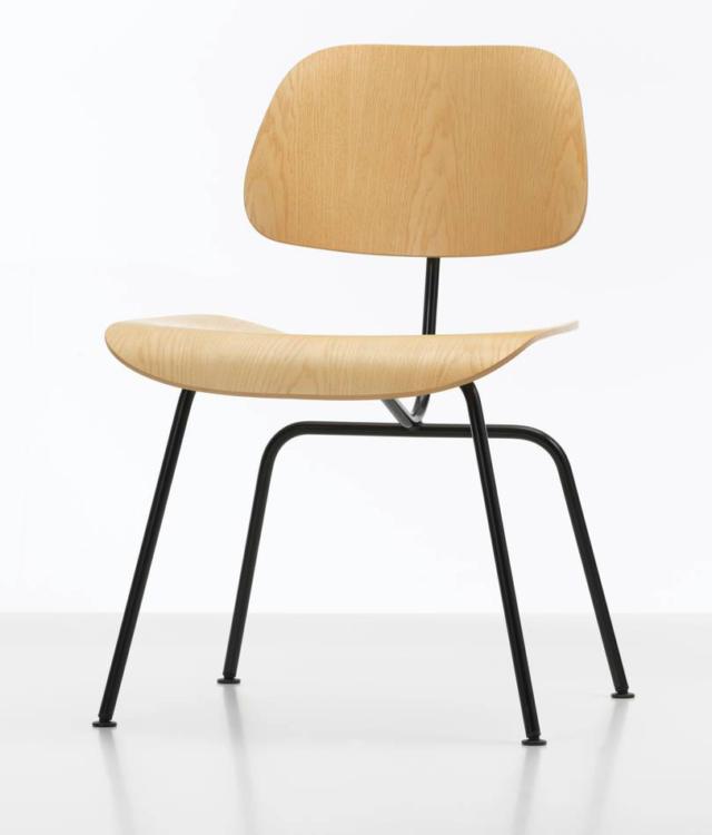 Plywood Group di Vitra, design Charles & Ray Eames, è la sedia, ideata nel 1945, oggi disponibile nella versione con la scocca in legno di frassino naturale o noce pigmentato scuro. La forma compatta e la scocca modellata seguono le forme del corpo e garantiscono il massimo comfort. Il basamento è in metallo verniciato a polvere. www.vitra.com Plywood Group di Vitra, design Charles & Ray Eames, è la sedia, ideata nel 1945, oggi disponibile nella versione con la scocca in legno di frassino naturale o noce pigmentato scuro. La forma compatta e la scocca modellata seguono le forme del corpo e garantiscono il massimo comfort. Il basamento è in metallo verniciato a polvere. www.vitra.com