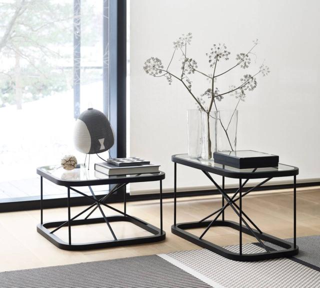 Twiggy di Woodnotes, design Raffaella Mangiarotti e Ilkka Suppanen, è il tavolino con il piano in vetro temperato trasparente che rende visibile l'esile struttura formata da bastoncini a sezione rotonda in rovere verniciato nero. É disponibile in tre altezze diverse e con i piani di forme differenti. Misura L 44 x P 44 x H 45,5 cm, L 66,5 x P 66,5 x H 38,5 cm, L 44 x P 88 x H 45,5 cm. www.woodnotes.fi Twiggy di Woodnotes, design Raffaella Mangiarotti e Ilkka Suppanen, è il tavolino con il piano in vetro temperato trasparente che rende visibile l'esile struttura formata da bastoncini a sezione rotonda in rovere verniciato nero. É disponibile in tre altezze diverse e con i piani di forme differenti. Misura L 44 x P 44 x H 45,5 cm, L 66,5 x P 66,5 x H 38,5 cm, L 44 x P 88 x H 45,5 cm. www.woodnotes.fi