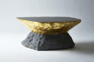 “Another Stone and Stone_Wood Stool and Table”, tavolo e sgabello di pietra naturale, foglia d’oro e ott-chill (particolare lacca coreana) realizzato dall’artista Gun-soo Kim