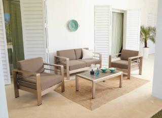 ■ ALBANY Ref. 35813253. In alluminio. Composto da: divano a due posti, due poltrone, tavolino (L 100 x P 60 cm), cuscini inclusi. Costa 899 euro ■ ALBANY Ref. 35813253. In alluminio. Composto da: divano a due posti, due poltrone, tavolino (L 100 x P 60 cm), cuscini inclusi. Costa 899 euro