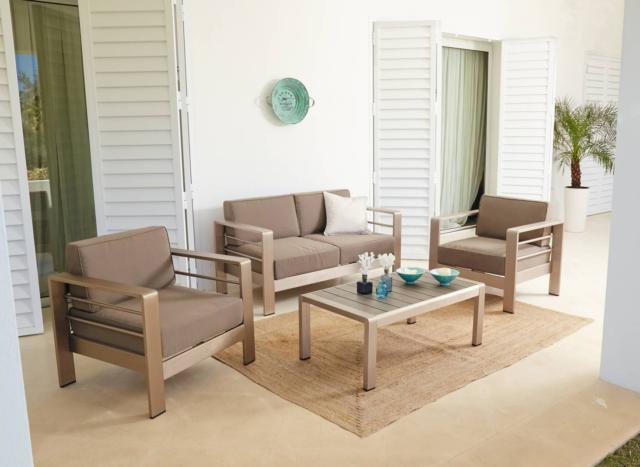 ■ ALBANY Ref. 35813253. In alluminio. Composto da: divano a due posti, due poltrone, tavolino (L 100 x P 60 cm), cuscini inclusi. Costa 899 euro ■ ALBANY Ref. 35813253. In alluminio. Composto da: divano a due posti, due poltrone, tavolino (L 100 x P 60 cm), cuscini inclusi. Costa 899 euro