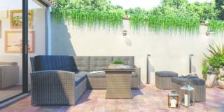 ■ DAVEPORT Ref. 36323231. Materiale: alluminio e rattan sintetico. Composto da: divano 5 posti, tavolo con piano in vetro (L 80 x P 80 cm) e pouf. Cuscini inclusi. Costa 990 euro ■ DAVEPORT Ref. 36323231. Materiale: alluminio e rattan sintetico. Composto da: divano 5 posti, tavolo con piano in vetro (L 80 x P 80 cm) e pouf. Cuscini inclusi. Costa 990 euro
