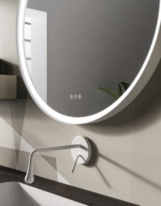 specchio Eclisse della collezione Kami di Mastella ha cornice alluminio verniciata bianco opaco, luce integrata e sistema digitale touch di accensione e regolazione toni caldi specchio Eclisse della collezione Kami di Mastella ha cornice alluminio verniciata bianco opaco, luce integrata e sistema digitale touch di accensione e regolazione toni caldi