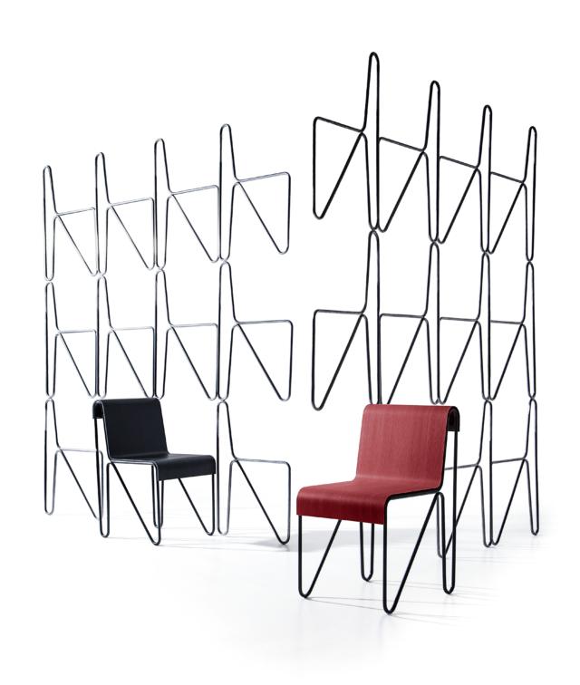 Grazie al lavoro svolto dal Centro Ricerche e Sviluppo di Cassina, la Beugel Stoel vanta una seduta più ergonomica. Mediante l’uso della tecnologia 3D per la produzione della scocca, la seduta/schienale segue comodamente la forma naturale del corpo. Con un tubolare di diametro 18mm, la Beugel Stoel è stata una delle prime sedie con la struttura metallica così sottile tra i modelli conosciuti dell’epoca; il tubolare dei modelli di Le Corbusier, Jeanneret e Perriand misurava infatti circa 25mm mentre quello delle sedie di Mart Stam 20mm. Oggi Cassina presenta la Beugel Stoel con un diametro di 15mm per rendere la sedia ancora più leggera. Misure: 44x58xh.78x/46cm. Materiali: base in tubolare di acciaio nero, scocca in legno multistrato 3D. Finiture: frassino verniciato nei colori nero, naturale, fango, petrolio, amaranto. Grazie al lavoro svolto dal Centro Ricerche e Sviluppo di Cassina, la Beugel Stoel vanta una seduta più ergonomica. Mediante l’uso della tecnologia 3D per la produzione della scocca, la seduta/schienale segue comodamente la forma naturale del corpo. Con un tubolare di diametro 18mm, la Beugel Stoel è stata una delle prime sedie con la struttura metallica così sottile tra i modelli conosciuti dell’epoca; il tubolare dei modelli di Le Corbusier, Jeanneret e Perriand misurava infatti circa 25mm mentre quello delle sedie di Mart Stam 20mm. Oggi Cassina presenta la Beugel Stoel con un diametro di 15mm per rendere la sedia ancora più leggera. Misure: 44x58xh.78x/46cm. Materiali: base in tubolare di acciaio nero, scocca in legno multistrato 3D. Finiture: frassino verniciato nei colori nero, naturale, fango, petrolio, amaranto.