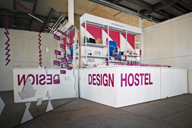 Ingresso reception del Design Hostel: un inedito ostello ibrido, a metà tra il concetto di casa temporanea e quello di fabbrica abitabile Ingresso reception del Design Hostel: un inedito ostello ibrido, a metà tra il concetto di casa temporanea e quello di fabbrica abitabile