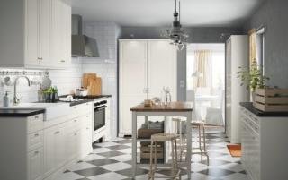 cucina bianca con top laminato nero separata Bodbyn di Ikea cucina bianca con top laminato nero separata Bodbyn di Ikea