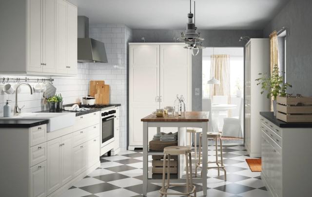 cucina bianca con top laminato nero separata Bodbyn di Ikea cucina bianca con top laminato nero separata Bodbyn di Ikea