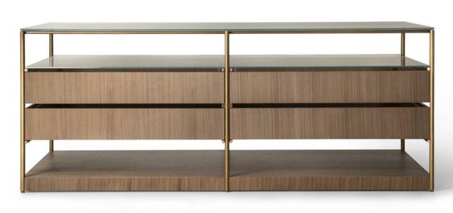 AREIA: design lieve. Il legno e il vetro sono protagonisti di AREIA, elegante cassettiera a isola disegnata da David Lopez Quincoces. La pulizia formale è il tratto distintivo del progetto che gioca su volumi essenziali e si definisce nell’incontro tra la struttura tubolare in metallo bronzo a vista e il sofisticato noce Canaletto che disegna la base e i cassetti sospesi. Ad accentuarne il lieve carattere sono i piani in vetro extra chiaro che donano leggerezza visiva, smaterializzando l’oggetto e regalando grande respiro all’ambiente che lo ospita. AREIA: design lieve. Il legno e il vetro sono protagonisti di AREIA, elegante cassettiera a isola disegnata da David Lopez Quincoces. La pulizia formale è il tratto distintivo del progetto che gioca su volumi essenziali e si definisce nell’incontro tra la struttura tubolare in metallo bronzo a vista e il sofisticato noce Canaletto che disegna la base e i cassetti sospesi. Ad accentuarne il lieve carattere sono i piani in vetro extra chiaro che donano leggerezza visiva, smaterializzando l’oggetto e regalando grande respiro all’ambiente che lo ospita.