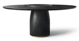 BULÈ: ispirazione oriente. Incontro tra Oriente e Occidente, il tavolo BULÈ di Chiara Andreatti è ideale testimonianza del profilo sempre più internazionale di Lema che vede al centro della sua espansione proprio il Far East. Progettato infatti con un specifico riferimento alle richieste socio-culturali dei mercati orientali, ma non solo, si distingue per il vassoio girevole appoggiato sul piano, perfetta epitome della cultura culinaria orientale fondata sull’orizzontalità della condivisione e della contemporaneità. Armonico nelle sue forme generose, dal punto di vista stilistico, BULÈ è caratterizzato dal piano e dalla base centrale strutturale nella inedita sofisticata finitura materica Nero Belgian Blue che riprende le caratteristiche estetiche del omonimo prezioso marmo nero. La base è arricchita da modanature in metallo verniciato bronzo patinato. Due le dimensioni mm. 1800/2000x735. Vassoio girevole: 700/900x25 (Øxh).