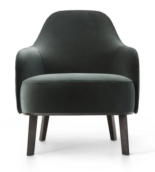FANTINO: carisma sofisticato. Il designer maltese firma anche l’elegante poltrona FANTINO. Dalle forme compatte, grazie alla sinuosità delle linee, richiama vagamente la forma di una sella da cavallo montata sulla base in frassino tinto rovere termotrattato. L'imbottitura morbida ma asciutta riduce il volume complessivo, bilanciando le proporzioni, pur mantenendo inalterato il comfort. Un progetto senza tempo che pone al centro i valori della cultura manifatturiera di Lema come sottolinea la profilatura in gros grain che corre lungo la cucitura dei rivestimenti in tessuto o pelle. FANTINO: carisma sofisticato. Il designer maltese firma anche l’elegante poltrona FANTINO. Dalle forme compatte, grazie alla sinuosità delle linee, richiama vagamente la forma di una sella da cavallo montata sulla base in frassino tinto rovere termotrattato. L'imbottitura morbida ma asciutta riduce il volume complessivo, bilanciando le proporzioni, pur mantenendo inalterato il comfort. Un progetto senza tempo che pone al centro i valori della cultura manifatturiera di Lema come sottolinea la profilatura in gros grain che corre lungo la cucitura dei rivestimenti in tessuto o pelle.