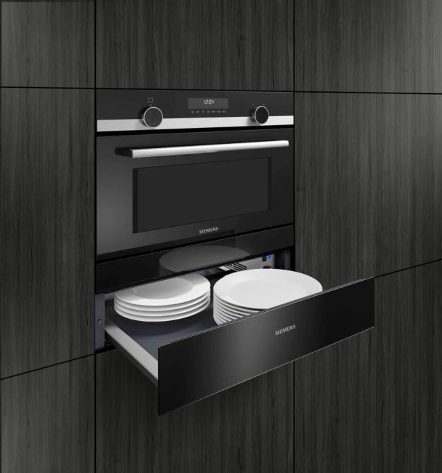 Moderno, tecnologico, intuitivo e dal design contemporaneo, il forno pirolitico della Serie iQ500 di Siemens ha fino a 30 programmi automatici con impostazioni preselezionate per ottenere sempre i migliori risultati a una velocità incredibile. La funzione di riscaldamento rapido permette di raggiungere la temperatura desiderata in un tempo velocissimo e quella coolStart di preparare pietanze congelate con una rapidità incredibile. www.siemens.it Moderno, tecnologico, intuitivo e dal design contemporaneo, il forno pirolitico della Serie iQ500 di Siemens ha fino a 30 programmi automatici con impostazioni preselezionate per ottenere sempre i migliori risultati a una velocità incredibile. La funzione di riscaldamento rapido permette di raggiungere la temperatura desiderata in un tempo velocissimo e quella coolStart di preparare pietanze congelate con una rapidità incredibile. www.siemens.it