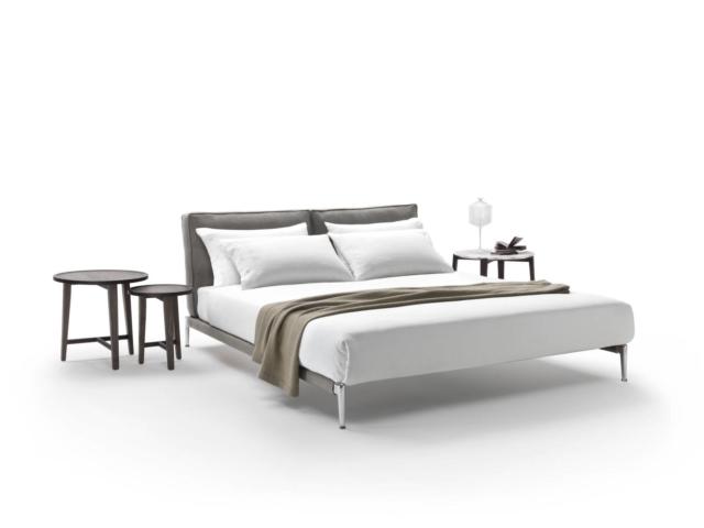 Adda di Flexform, design Antonio Citterio, è il letto caratterizzato da una morbida testata formata da due cuscini imbottiti in piuma d'oca dai volumi generosi; l'esile struttura di sostegno termina negli eleganti piedini in metallo pressofuso disponibili in cinque finiture diverse. www.flexform.it Adda di Flexform, design Antonio Citterio, è il letto caratterizzato da una morbida testata formata da due cuscini imbottiti in piuma d'oca dai volumi generosi; l'esile struttura di sostegno termina negli eleganti piedini in metallo pressofuso disponibili in cinque finiture diverse. www.flexform.it