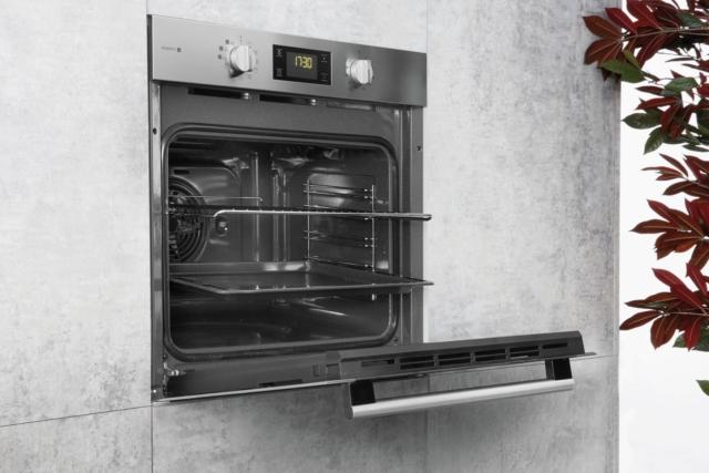 Il forno a vapore multifunzione Gentle Steam di Hotpoint è dotato di tecnologia in grado di abbinare la potenza del vapore alla cottura tradizionale, garantendo il livello di umidità e l’aria calda ottimale per realizzare ogni ricetta. L’utente deve solo versare l’acqua sul fondo della cavità predisposta e avviare il forno. Gli algoritmi specifici modulano poi perfettamente i parametri dei 3 programmi Gentle Steam per trasformare l’acqua in vapore e mantenere le performance ideali di cottura. www.hotpoint.it Il forno a vapore multifunzione Gentle Steam di Hotpoint è dotato di tecnologia in grado di abbinare la potenza del vapore alla cottura tradizionale, garantendo il livello di umidità e l’aria calda ottimale per realizzare ogni ricetta. L’utente deve solo versare l’acqua sul fondo della cavità predisposta e avviare il forno. Gli algoritmi specifici modulano poi perfettamente i parametri dei 3 programmi Gentle Steam per trasformare l’acqua in vapore e mantenere le performance ideali di cottura. www.hotpoint.it