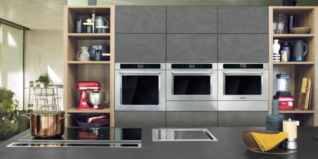 Con quattro livelli di cottura avanzata, Twelix 4 Artisan di KitchenAid permette di gestire la preparazione in contemporanea di un menù da quattro portate, mentre la speciale sonda per la temperatura, con i suoi quattro punti di misurazione, assicura un preciso controllo in ogni istante, senza il bisogno di aprire il forno. Il display TFT e la nuova interfaccia rendono l’interazione ancor più semplice ed efficace, mentre grazie alle rinnovate funzioni cottura combinata a vapore e solo vapore, ora perfettamente integrate, non è più necessario alcun accessorio. www.kitchenaid.it Con quattro livelli di cottura avanzata, Twelix 4 Artisan di KitchenAid permette di gestire la preparazione in contemporanea di un menù da quattro portate, mentre la speciale sonda per la temperatura, con i suoi quattro punti di misurazione, assicura un preciso controllo in ogni istante, senza il bisogno di aprire il forno. Il display TFT e la nuova interfaccia rendono l’interazione ancor più semplice ed efficace, mentre grazie alle rinnovate funzioni cottura combinata a vapore e solo vapore, ora perfettamente integrate, non è più necessario alcun accessorio. www.kitchenaid.it