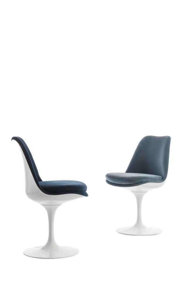 Tulip Chair della collezione Pedestal di Knoll International, design Eero Saarinen, la prima sedia al mondo con una gamba sola è presentata nella versione completamente rivestita. La base scultorea è in alluminio protetta con Rilsan bianco o nero; la seduta in fiberglass rinforzata stampata e laccata è disponibile nei colori bianco o nero. Questa seduta del 1958 è ormai un classico del design. www.knoll.com Tulip Chair della collezione Pedestal di Knoll International, design Eero Saarinen, la prima sedia al mondo con una gamba sola è presentata nella versione completamente rivestita. La base scultorea è in alluminio protetta con Rilsan bianco o nero; la seduta in fiberglass rinforzata stampata e laccata è disponibile nei colori bianco o nero. Questa seduta del 1958 è ormai un classico del design. www.knoll.com