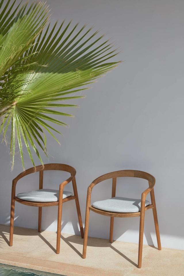 olid di Manutti, design Lionel Doyen, è la sedia interamente realizzata in teak massiccio, un legno robusto e resistente, con tecniche che si rifanno all'ebanisteria tradizionale oggi proposta nella nuova finitura spazzolata. Lo schienale, unito alle gambe e ai braccioli, ha una forma avvolgente; la seduta è provvista di due fessure centrali che agevolano lo scolo dell'acqua e il fissaggio di un cuscino a clip. Inoltre è impilabile. www.manutti.com olid di Manutti, design Lionel Doyen, è la sedia interamente realizzata in teak massiccio, un legno robusto e resistente, con tecniche che si rifanno all'ebanisteria tradizionale oggi proposta nella nuova finitura spazzolata. Lo schienale, unito alle gambe e ai braccioli, ha una forma avvolgente; la seduta è provvista di due fessure centrali che agevolano lo scolo dell'acqua e il fissaggio di un cuscino a clip. Inoltre è impilabile. www.manutti.com