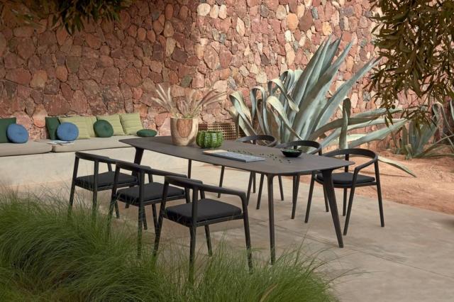Torsa di Manutti è il tavolo da pranzo con la base scolpita in legno massello di teak tinto nero e il piano in ceramica monocromatica. Le gambe svasate e sagomate lo rendono leggero e solido nello stesso tempo. Può essere usato sia all'interno sia all'esterno. www.manutti.com Torsa di Manutti è il tavolo da pranzo con la base scolpita in legno massello di teak tinto nero e il piano in ceramica monocromatica. Le gambe svasate e sagomate lo rendono leggero e solido nello stesso tempo. Può essere usato sia all'interno sia all'esterno. www.manutti.com