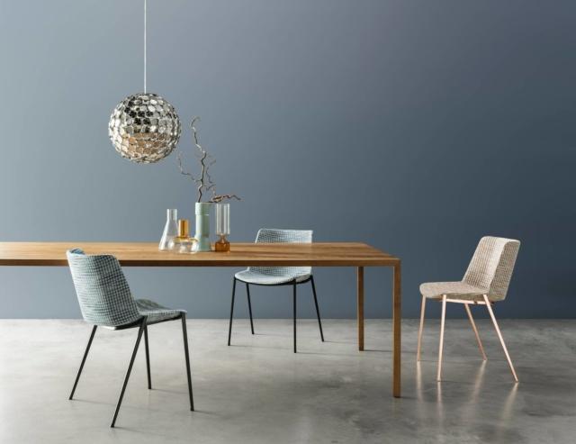Aïku Soft di Mdf Italia, design Jean-Marie Massaud, è la sedia riproposta nella versione con la scocca imbottita rivestita in pelle o in tessuto, disponibile in tante varianti e fantasie, e con le gambe a sezione rettangolare variabile nelle nuove finiture come il cromo oro e oro rosa, cromo nichel e cromo nero. La struttura è in polipropilene ottenuta per stampaggio ad iniezione, schiumata a freddo, sagomata e applicata su una scocca portante. www.mdfitalia.com Aïku Soft di Mdf Italia, design Jean-Marie Massaud, è la sedia riproposta nella versione con la scocca imbottita rivestita in pelle o in tessuto, disponibile in tante varianti e fantasie, e con le gambe a sezione rettangolare variabile nelle nuove finiture come il cromo oro e oro rosa, cromo nichel e cromo nero. La struttura è in polipropilene ottenuta per stampaggio ad iniezione, schiumata a freddo, sagomata e applicata su una scocca portante. www.mdfitalia.com