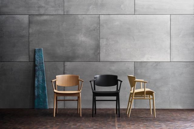 N01™ di Republic of Fritz Hansen, design Nendo, è la nuova sedia con braccioli che ha un design pulito ed essenziale: è costruita in legno multistrato sovrapponendo ben nove fogli; le gambe invece sono in legno massello. La costruzione è realizzata in modo da evitare elementi di giuntura a vista; la struttura risulta molto stabile e resistente. É disponibile nelle versioni quercia color nero, quercia naturale e faggio; inoltre può essere corredata di cuscini opzionali in tessuto o in pelle. www.fritzhansen.com N01™ di Republic of Fritz Hansen, design Nendo, è la nuova sedia con braccioli che ha un design pulito ed essenziale: è costruita in legno multistrato sovrapponendo ben nove fogli; le gambe invece sono in legno massello. La costruzione è realizzata in modo da evitare elementi di giuntura a vista; la struttura risulta molto stabile e resistente. É disponibile nelle versioni quercia color nero, quercia naturale e faggio; inoltre può essere corredata di cuscini opzionali in tessuto o in pelle. www.fritzhansen.com
