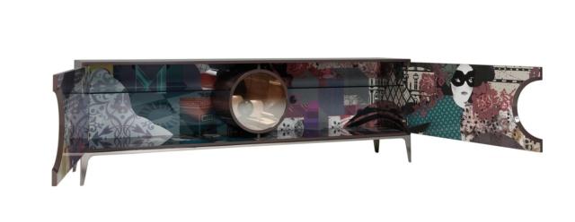 Credenza Wonder Buffet di Roche Bobois, design Marcel Wanders, è la nuova madia con due ante in Mdf con una finitura laccata lucida all'esterno e l'interno stampato con l'esclusivo motivo Arras che la rende scenografica. La vetrina è dotata di illuminazione integrata, la base è in acciaio spazzolato. Misura L 230 x P 50 x H 76 cm. www.roche-bobois.com Credenza Wonder Buffet di Roche Bobois, design Marcel Wanders, è la nuova madia con due ante in Mdf con una finitura laccata lucida all'esterno e l'interno stampato con l'esclusivo motivo Arras che la rende scenografica. La vetrina è dotata di illuminazione integrata, la base è in acciaio spazzolato. Misura L 230 x P 50 x H 76 cm. www.roche-bobois.com