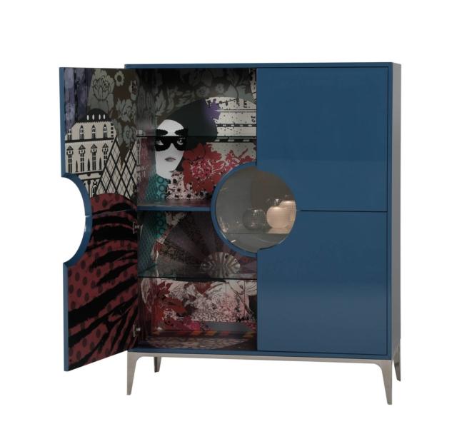 Credenza alta Wonder Cabinet di Roche Bobois, design Marcel Wanders, è il nuovo mobile contenitore a quattro ante realizzate in Mdf con l'interno stampato e decorato dall'esclusivo motivo Arras all over e di una raffinata finitura laccata lucida all'esterno; la base è in acciaio spazzolato. La vetrina centrale rotonda è dotata di illuminazione. Misura L 120 x P 50 x H 151 cm. www.roche-bobois.com Credenza alta Wonder Cabinet di Roche Bobois, design Marcel Wanders, è il nuovo mobile contenitore a quattro ante realizzate in Mdf con l'interno stampato e decorato dall'esclusivo motivo Arras all over e di una raffinata finitura laccata lucida all'esterno; la base è in acciaio spazzolato. La vetrina centrale rotonda è dotata di illuminazione. Misura L 120 x P 50 x H 151 cm. www.roche-bobois.com