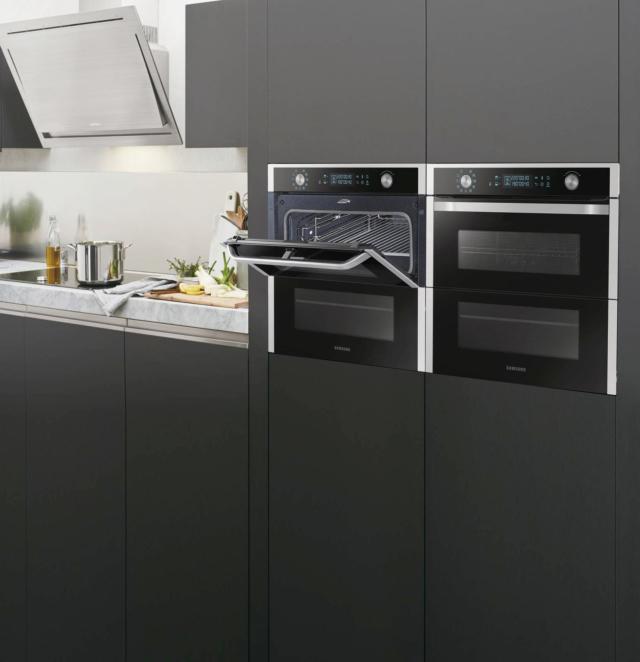 Grazie all’innovativa Flex Door nel forno Dual Cook Flex di Samsung è possibile aprire totalmente l’apparecchio oppure la sola parte superiore. Il forno può essere diviso in due cavità per cucinare due pietanze simultaneamente, singolarmente; oppure, sfruttando l’intero vano, per cuocere portate di grandi dimensioni. Inoltre con la App SmartThings, è possibile selezionare da remoto le ricette e le modalità di cottura ideali, salvando le pietanze preferite per poi riutilizzarle inviandole direttamente al forno. www.samsung.it Grazie all’innovativa Flex Door nel forno Dual Cook Flex di Samsung è possibile aprire totalmente l’apparecchio oppure la sola parte superiore. Il forno può essere diviso in due cavità per cucinare due pietanze simultaneamente, singolarmente; oppure, sfruttando l’intero vano, per cuocere portate di grandi dimensioni. Inoltre con la App SmartThings, è possibile selezionare da remoto le ricette e le modalità di cottura ideali, salvando le pietanze preferite per poi riutilizzarle inviandole direttamente al forno. www.samsung.it