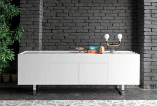 Madia Horizon, struttura e cassette in legno bianco laccato e piano in marmo bianco. Madia Horizon, struttura e cassette in legno bianco laccato e piano in marmo bianco.