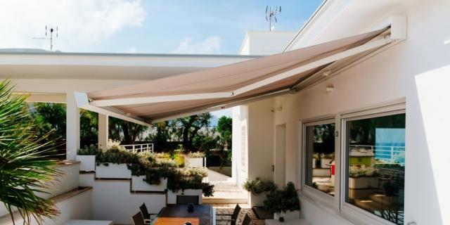 Tende da sole, addossate o autoportanti, manuali o motorizzate Tende da sole per giardino
