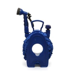 Canna per acqua di Kasanova. Per irrigazione esterna ma anche per ripulire oggetti o arredi dimenticati all’esterno, durante l’inverno. Grazie allo stand portatubo e alla struttura allungabile, è possibile riporre il tubo della canna in poco spazio. L’erogatore a pistola permette di direzionare il getto d’acqua con precisione. L’attacco regolabile per qualsiasi rubinetto.In poliestere, lunghezza complessiva 22,5 metri. Prezzo 16.90. www.kasanova,it Canna per acqua di Kasanova. Per irrigazione esterna ma anche per ripulire oggetti o arredi dimenticati all’esterno, durante l’inverno. Grazie allo stand portatubo e alla struttura allungabile, è possibile riporre il tubo della canna in poco spazio. L’erogatore a pistola permette di direzionare il getto d’acqua con precisione. L’attacco regolabile per qualsiasi rubinetto.In poliestere, lunghezza complessiva 22,5 metri. Prezzo 16.90. www.kasanova,it