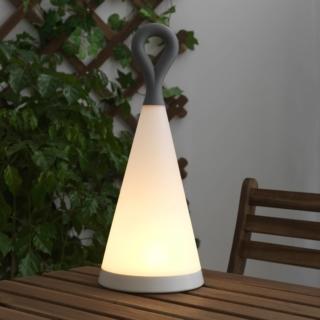 Lampada da tavolo Solvinden di Ikea. A energia solare LED, posta all’interno (riparata dall’acqua) una batteria ricaricabile che immagina l’energia dal sole e ha la durata di circa 2 anni. Quando la batteria è completamente carica, la lampada ha un’autonomia di 12 ore. Misura dimetro 17 cm x h 42 cm. Prezzo 15,99. www.ikea.com Lampada da tavolo Solvinden di Ikea. A energia solare LED, posta all’interno (riparata dall’acqua) una batteria ricaricabile che immagina l’energia dal sole e ha la durata di circa 2 anni. Quando la batteria è completamente carica, la lampada ha un’autonomia di 12 ore. Misura dimetro 17 cm x h 42 cm. Prezzo 15,99. www.ikea.com