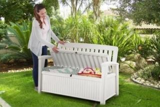Keter Bench di ManoMano. Panchina baule/cassapanca da esterno in resina ad effetto legno, resistente agli agenti atmosferici e ai raggi UV con una buona tenuta all’infiltrazioni d’acqua. Unisce l’utilità della seduta alla possibilità di utilizzare lo spazio sotto il piano seduta per riordinare gli oggetti. Pensato per arredare giardini, terrazze o balconi. Misura 139x65,5 x H 88 cm. Prezzo 149 euro. www.manomano.it Keter Bench di ManoMano. Panchina baule/cassapanca da esterno in resina ad effetto legno, resistente agli agenti atmosferici e ai raggi UV con una buona tenuta all’infiltrazioni d’acqua. Unisce l’utilità della seduta alla possibilità di utilizzare lo spazio sotto il piano seduta per riordinare gli oggetti. Pensato per arredare giardini, terrazze o balconi. Misura 139x65,5 x H 88 cm. Prezzo 149 euro. www.manomano.it